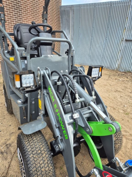 Elektro Hoflader L1580e mit Schaufel